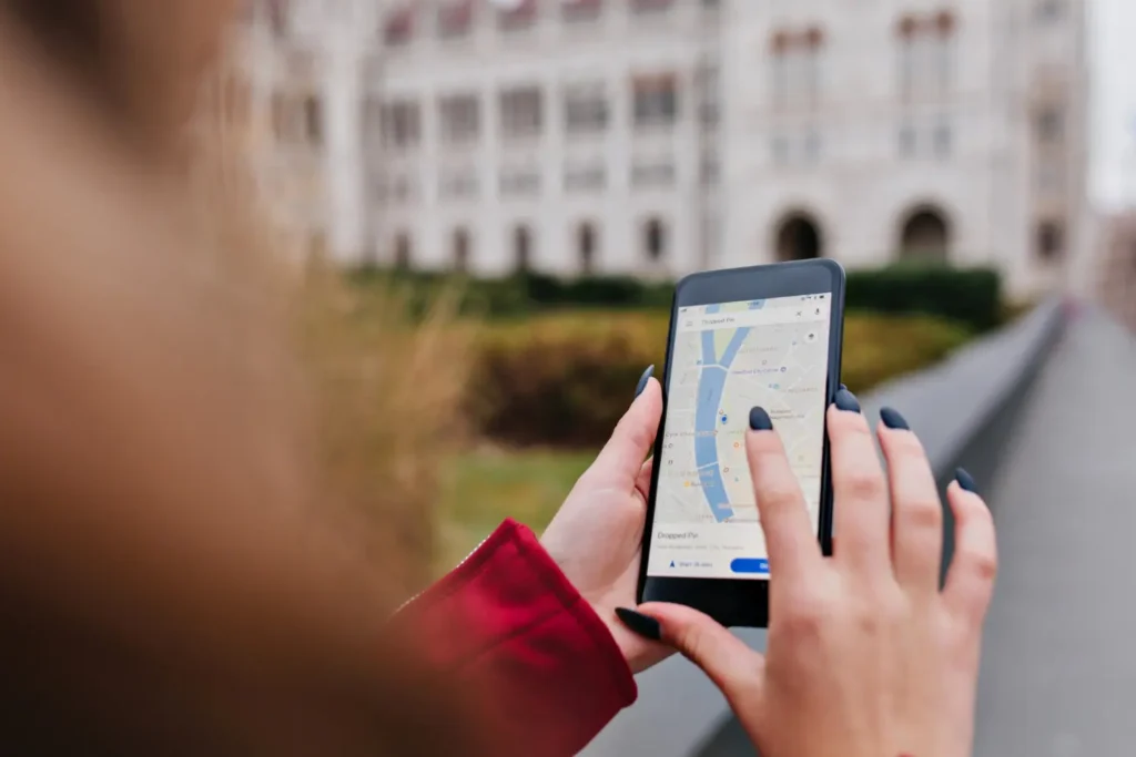 Persona utilizando Google Maps desde el móvil para buscar negocios cercanos