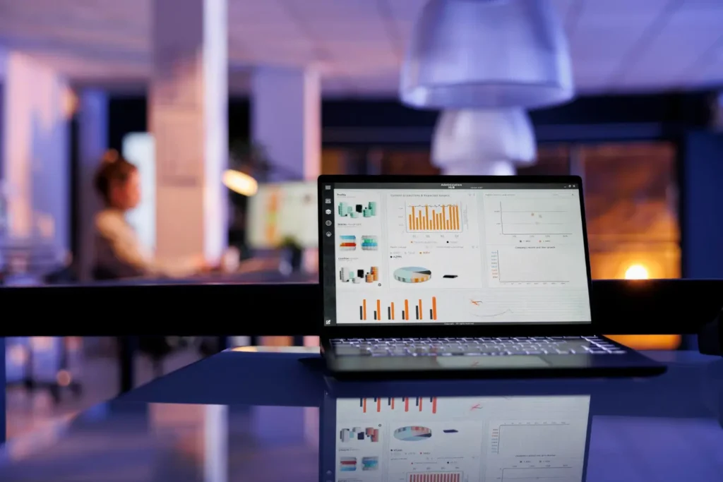 Pantalla con métricas y gráficos de analítica web utilizados para estrategias de SEO