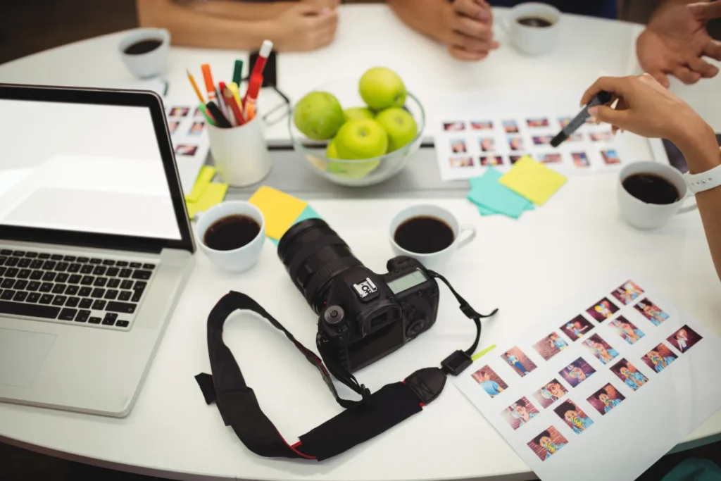 equipo reunido hablando de la estrategia de marketing que se va a llevar a cabo para una empresa